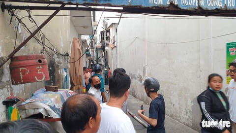 Khói mù trời từ căn nhà bị cháy trong hẻm đường Nguyễn Công Trứ, quận 1 - Ảnh 4. Khói mù trời từ căn nhà bị cháy trong hẻm đường Nguyễn Công Trứ, quận 1 - Ảnh 4.