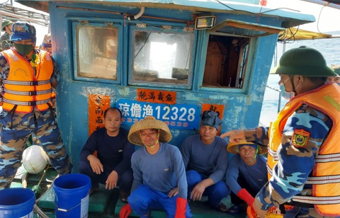Tàu cá Trung Quốc vào đánh bắt trái phép ở vùng biển gần đảo Cồn Cỏ - Ảnh 1. Tàu cá Trung Quốc vào đánh bắt trái phép ở vùng biển gần đảo Cồn Cỏ - Ảnh 1.