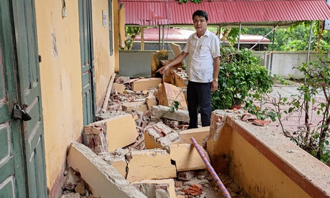 Bốn phòng học bị sập trước ngày khai giảng năm học mới - Ảnh 3. Bốn phòng học bị sập trước ngày khai giảng năm học mới - Ảnh 3.
