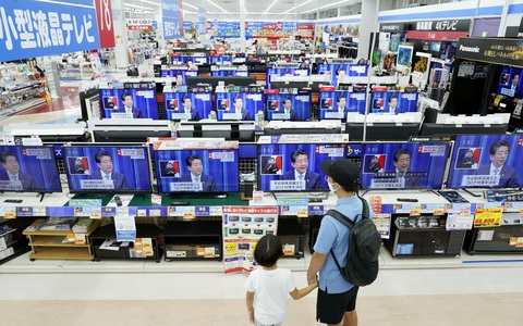 Trong mùa dịch, Thủ tướng Abe đã làm việc 5 tháng liên tục - Ảnh 2. Trong mùa dịch, Thủ tướng Abe đã làm việc 5 tháng liên tục - Ảnh 2.