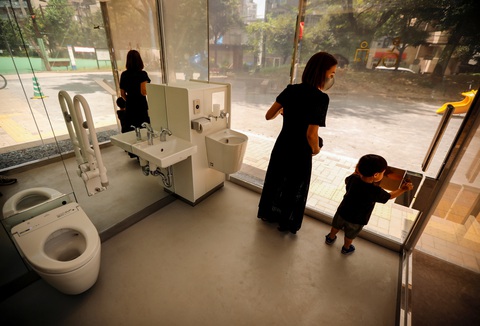 Vô nhà vệ sinh ‘trong suốt” vừa xài, vừa... run - Ảnh 3. Vô nhà vệ sinh ‘trong suốt” vừa xài, vừa... run - Ảnh 3.