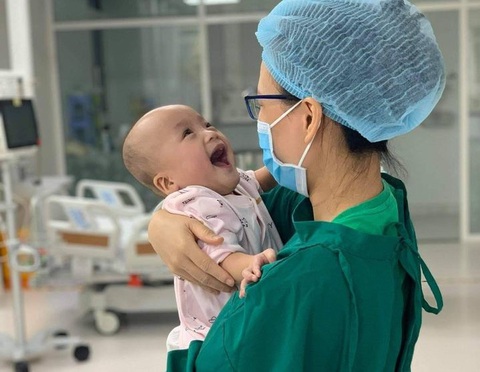 Trúc Nhi - Diệu Nhi sắp tập đi, đeo khẩu trang cưng ơi là cưng - Ảnh 2. Trúc Nhi - Diệu Nhi sắp tập đi, đeo khẩu trang cưng ơi là cưng - Ảnh 2.