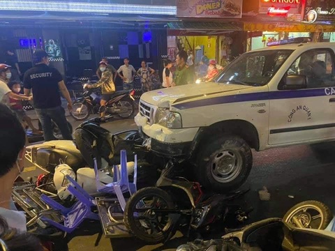 Vụ xe công an phường lao vào hàng quán: bảo vệ dân phố tự ý lái và kẹt chân ga - Ảnh 2. Vụ xe công an phường lao vào hàng quán: bảo vệ dân phố tự ý lái và kẹt chân ga - Ảnh 2.