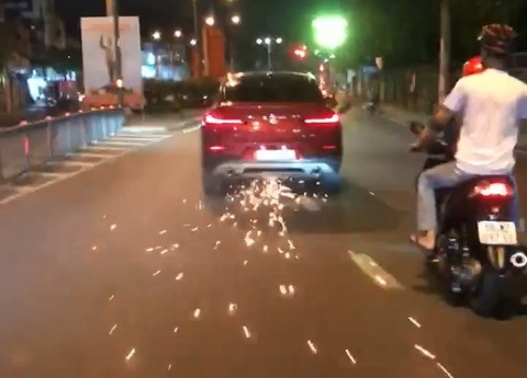 Nữ tài xế BMW gây náo loạn đường phố: Nhậu từ trưa đến tối, vẫn tự cầm lái - Ảnh 2. Nữ tài xế BMW gây náo loạn đường phố: Nhậu từ trưa đến tối, vẫn tự cầm lái - Ảnh 2.