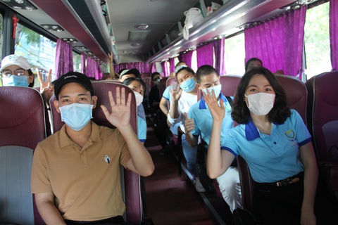 Hai đoàn bác sĩ Bình Định, Thừa Thiên Huế chi viện rút khỏi Đà Nẵng - Ảnh 2. Hai đoàn bác sĩ Bình Định, Thừa Thiên Huế chi viện rút khỏi Đà Nẵng - Ảnh 2.