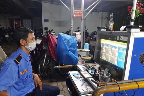 Nhọc nhằn làm ca đêm - Ảnh 1. Nhọc nhằn làm ca đêm - Ảnh 1.