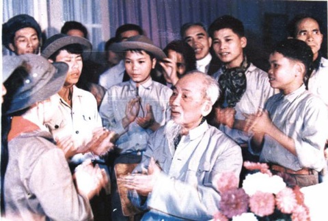 Nhiều thế hệ sinh viên đến tiễn biệt thầy Võ Phổ - Ảnh 2. Nhiều thế hệ sinh viên đến tiễn biệt thầy Võ Phổ - Ảnh 2.