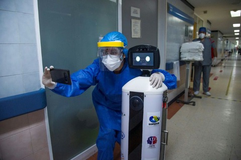 Robot chữa nỗi buồn cách ly cho bệnh nhân COVID-19 - Ảnh 1. Robot chữa nỗi buồn cách ly cho bệnh nhân COVID-19 - Ảnh 1.