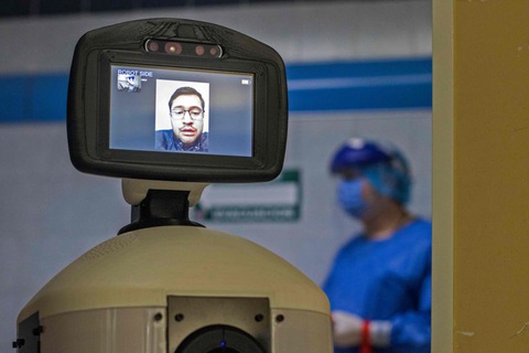 Robot chữa nỗi buồn cách ly cho bệnh nhân COVID-19 - Ảnh 4. Robot chữa nỗi buồn cách ly cho bệnh nhân COVID-19 - Ảnh 4.