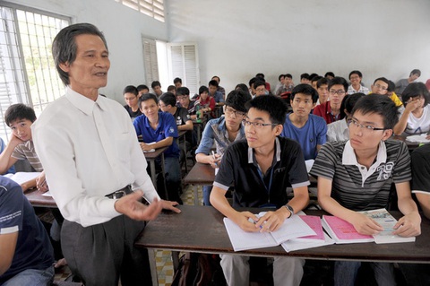 Nhiều thế hệ sinh viên đến tiễn biệt thầy Võ Phổ - Ảnh 1. Nhiều thế hệ sinh viên đến tiễn biệt thầy Võ Phổ - Ảnh 1.