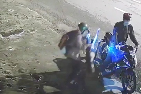 Video: Chó pitbull to khỏe bị chích điện, bồng đi mất chưa đầy 30 giây - Ảnh 2. Video: Chó pitbull to khỏe bị chích điện, bồng đi mất chưa đầy 30 giây - Ảnh 2.