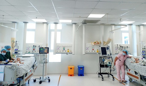 Trúc Nhi - Diệu Nhi tự cầm bình sữa uống, cười tít mắt khi thấy mẹ - Ảnh 2. Trúc Nhi - Diệu Nhi tự cầm bình sữa uống, cười tít mắt khi thấy mẹ - Ảnh 2.