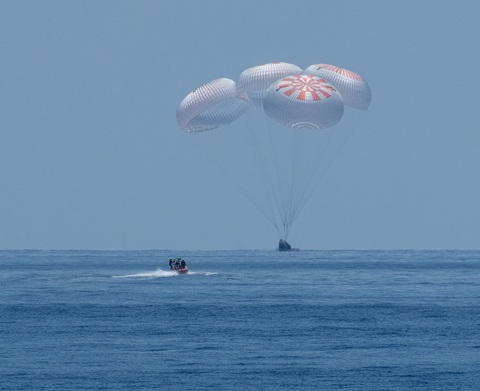 Tàu Crew Dragon của SpaceX đáp thành công trên biển - Ảnh 3. Tàu Crew Dragon của SpaceX đáp thành công trên biển - Ảnh 3.