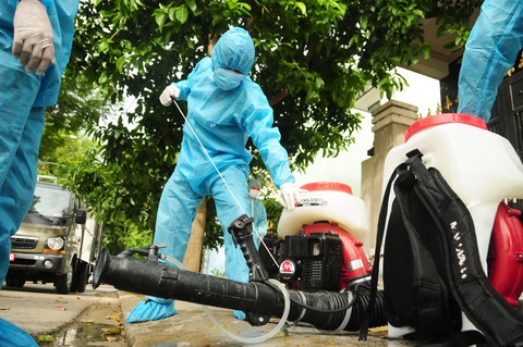 Phòng hóa Quân khu 5 phun khử trùng dập dịch tại điểm nóng Quảng Nam - Ảnh 3. Phòng hóa Quân khu 5 phun khử trùng dập dịch tại điểm nóng Quảng Nam - Ảnh 3.