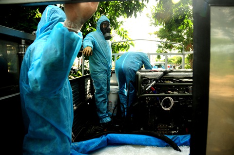 Phòng hóa Quân khu 5 phun khử trùng dập dịch tại điểm nóng Quảng Nam - Ảnh 4. Phòng hóa Quân khu 5 phun khử trùng dập dịch tại điểm nóng Quảng Nam - Ảnh 4.