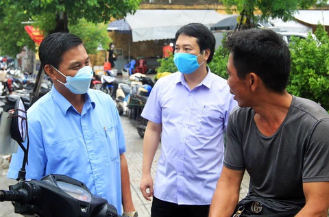 Hải Phòng xử phạt người không đeo khẩu trang nơi công cộng - Ảnh 1. Hải Phòng xử phạt người không đeo khẩu trang nơi công cộng - Ảnh 1.