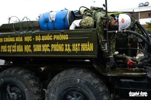 Bộ đội hóa học phun thuốc sát khuẩn toàn bộ quận Sơn Trà - Ảnh 2. Bộ đội hóa học phun thuốc sát khuẩn toàn bộ quận Sơn Trà - Ảnh 2.
