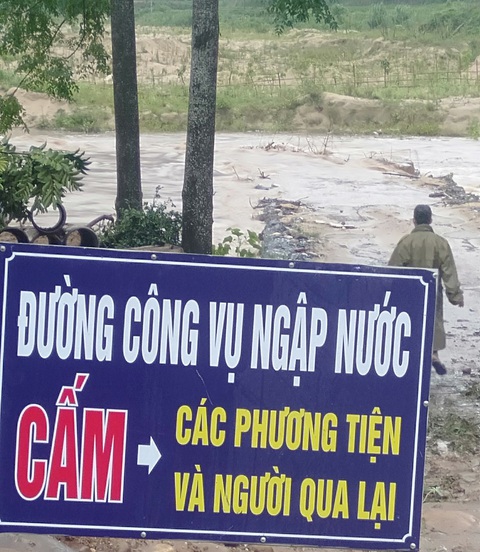 Mưa lũ sau bão số 2 cuốn trôi cầu, đập, hàng trăm hộ dân Thanh Hóa bị cô lập - Ảnh 3. Mưa lũ sau bão số 2 cuốn trôi cầu, đập, hàng trăm hộ dân Thanh Hóa bị cô lập - Ảnh 3.