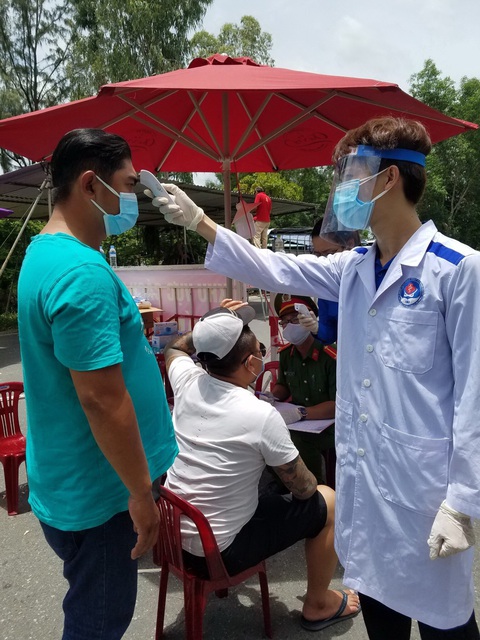Sinh viên lao vào xây thành lũy chống dịch - Ảnh 1. Sinh viên lao vào xây thành lũy chống dịch - Ảnh 1.
