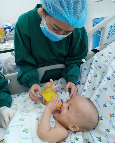 Trúc Nhi - Diệu Nhi tự cầm bình sữa uống, cười tít mắt khi thấy mẹ - Ảnh 1. Trúc Nhi - Diệu Nhi tự cầm bình sữa uống, cười tít mắt khi thấy mẹ - Ảnh 1.