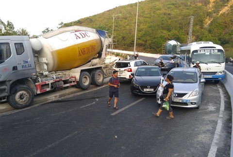Xe khách tông dải phân cách, xe trộn bêtông ủi ‘dồn cục’ 8 xe hơi - Ảnh 3. Xe khách tông dải phân cách, xe trộn bêtông ủi ‘dồn cục’ 8 xe hơi - Ảnh 3.