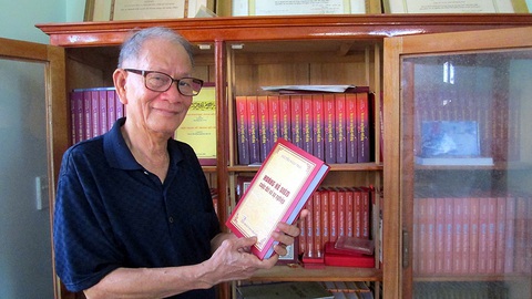 Quên mình đã nghỉ hưu, in 17 cuốn sách để lật mở lịch sử một thời - Ảnh 1. Quên mình đã nghỉ hưu, in 17 cuốn sách để lật mở lịch sử một thời - Ảnh 1.