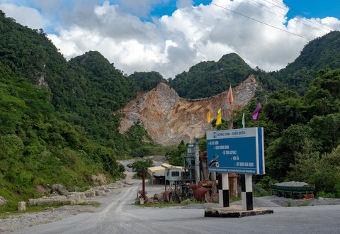 Nhọc nhằn đời phu đá - Kỳ 1: Treo mình trên vách đá - Ảnh 3. Nhọc nhằn đời phu đá - Kỳ 1: Treo mình trên vách đá - Ảnh 3.