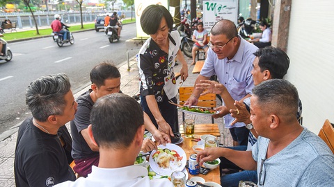 Lao động du lịch đua... bán hàng online - Ảnh 2. Lao động du lịch đua... bán hàng online - Ảnh 2.