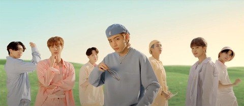 Khi BTS và Blackpink hát tiếng Anh: Hàn Quốc ở đâu trong K-pop? - Ảnh 1. Khi BTS và Blackpink hát tiếng Anh: Hàn Quốc ở đâu trong K-pop? - Ảnh 1.