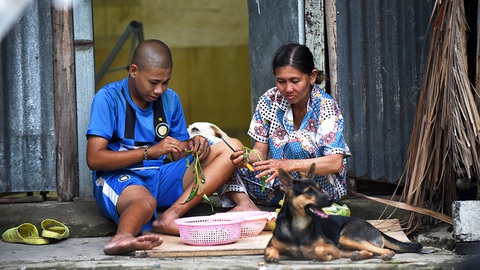 Mẹ con tựa vào nhau - Ảnh 4. Mẹ con tựa vào nhau - Ảnh 4.