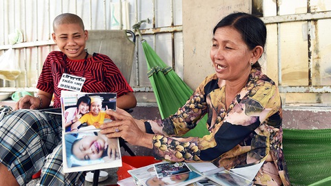 Mẹ con tựa vào nhau - Ảnh 5. Mẹ con tựa vào nhau - Ảnh 5.