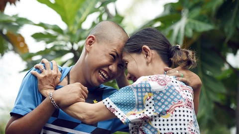 Mẹ con tựa vào nhau - Ảnh 1. Mẹ con tựa vào nhau - Ảnh 1.