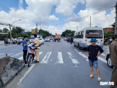 Xe chuyển phát nhanh cán chết 1 phụ nữ đang trên đường đi đám tang - Ảnh 2. Xe chuyển phát nhanh cán chết 1 phụ nữ đang trên đường đi đám tang - Ảnh 2.