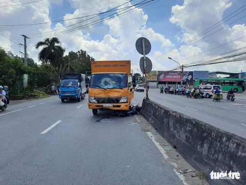 Xe chuyển phát nhanh cán chết 1 phụ nữ đang trên đường đi đám tang - Ảnh 1. Xe chuyển phát nhanh cán chết 1 phụ nữ đang trên đường đi đám tang - Ảnh 1.