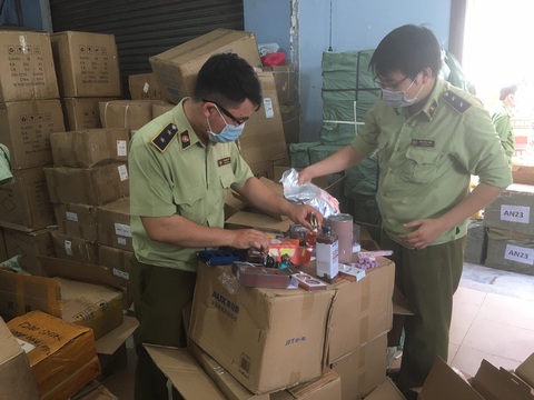 Phá kho hàng lớn ở TP.HCM nghi nhập từ Trung Quốc, gồm cả khẩu trang - Ảnh 3. Phá kho hàng lớn ở TP.HCM nghi nhập từ Trung Quốc, gồm cả khẩu trang - Ảnh 3.