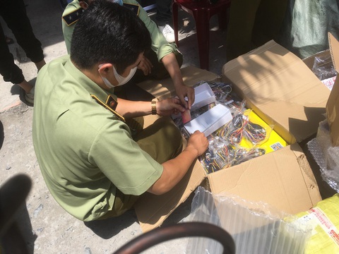 Phá kho hàng lớn ở TP.HCM nghi nhập từ Trung Quốc, gồm cả khẩu trang - Ảnh 4. Phá kho hàng lớn ở TP.HCM nghi nhập từ Trung Quốc, gồm cả khẩu trang - Ảnh 4.