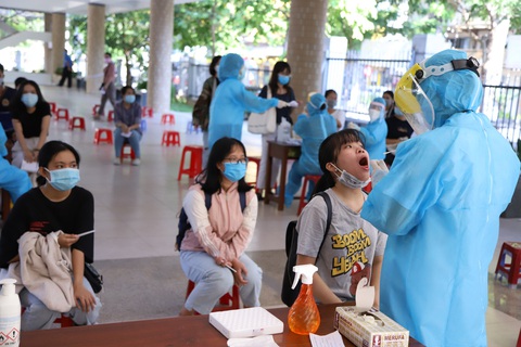Xét nghiệm cho thí sinh, tấm chắn cho giám thị: Gấp rút chuẩn bị thi đợt 2 - Ảnh 1. Xét nghiệm cho thí sinh, tấm chắn cho giám thị: Gấp rút chuẩn bị thi đợt 2 - Ảnh 1.