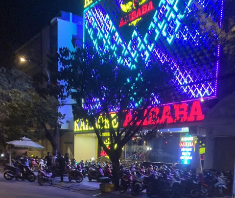 20 khách dương tính với ma túy ở karaoke Alibaba quận Bình Tân - Ảnh 1. 20 khách dương tính với ma túy ở karaoke Alibaba quận Bình Tân - Ảnh 1.