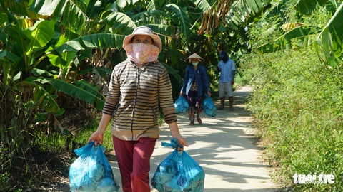 Bạn trẻ Đà Nẵng vào tận vườn giải cứu đu đủ Quảng Nam mắc kẹt vì dịch - Ảnh 3. Bạn trẻ Đà Nẵng vào tận vườn giải cứu đu đủ Quảng Nam mắc kẹt vì dịch - Ảnh 3.