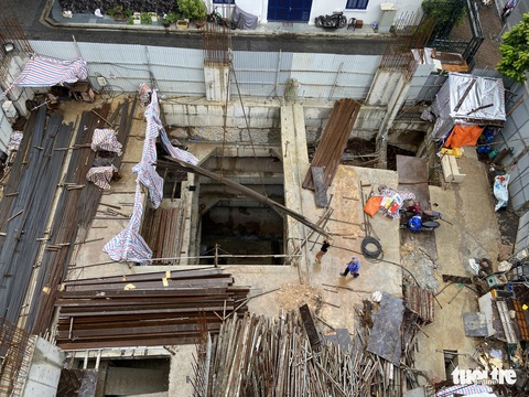 Nhà phố 5 tầng mà có 4 tầng hầm: Không bình thường, như bom nổ chậm giữa phố - Ảnh 1. Nhà phố 5 tầng mà có 4 tầng hầm: Không bình thường, như bom nổ chậm giữa phố - Ảnh 1.