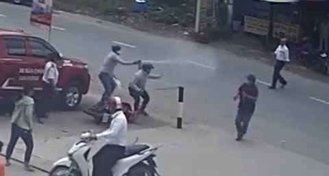 Video cướp giật dây chuyền người đi bộ, xịt hơi cay chống trả người dân vây bắt - Ảnh 2. Video cướp giật dây chuyền người đi bộ, xịt hơi cay chống trả người dân vây bắt - Ảnh 2.