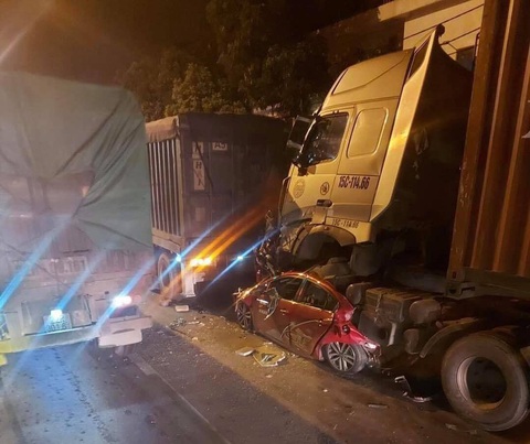 Ôtô dừng đèn đỏ bị xe container lao tới chồm lên nóc đè bẹp, 3 người chết - Ảnh 1. Ôtô dừng đèn đỏ bị xe container lao tới chồm lên nóc đè bẹp, 3 người chết - Ảnh 1.