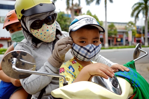 Dân miền Trung chủ động mỗi gia đình là một pháo đài chống dịch - Ảnh 2. Dân miền Trung chủ động mỗi gia đình là một pháo đài chống dịch - Ảnh 2.