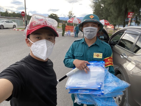 Những tấm lòng cùng thành phố vượt bão - Ảnh 1. Những tấm lòng cùng thành phố vượt bão - Ảnh 1.