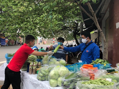 Những tấm lòng cùng thành phố vượt bão - Ảnh 4. Những tấm lòng cùng thành phố vượt bão - Ảnh 4.
