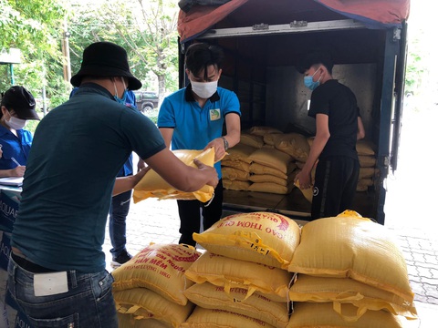 Những tấm lòng cùng thành phố vượt bão - Ảnh 3. Những tấm lòng cùng thành phố vượt bão - Ảnh 3.