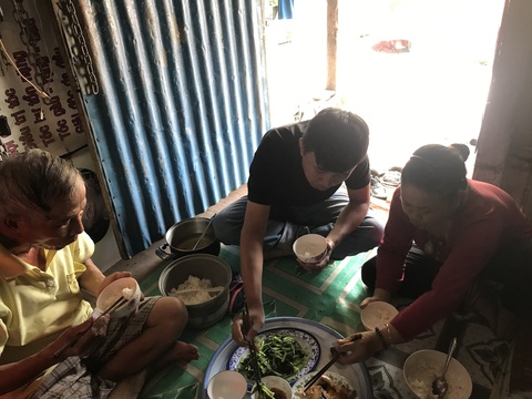 Đời ve chai - Tìm miếng ăn từ rác - Kỳ 3: Tình người sau gương mặt nhem nhuốc - Ảnh 1. Đời ve chai - Tìm miếng ăn từ rác - Kỳ 3: Tình người sau gương mặt nhem nhuốc - Ảnh 1.