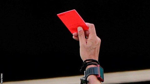 Luật mới của FIFA: có thể bị thẻ đỏ nếu... ho nhắm vào đối thủ, trọng tài - Ảnh 1. Luật mới của FIFA: có thể bị thẻ đỏ nếu... ho nhắm vào đối thủ, trọng tài - Ảnh 1.