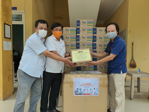 Báo Tuổi Trẻ tặng vật dụng phòng dịch COVID-19 cho trạm y tế giáp ranh Đà Nẵng - Ảnh 2. Báo Tuổi Trẻ tặng vật dụng phòng dịch COVID-19 cho trạm y tế giáp ranh Đà Nẵng - Ảnh 2.