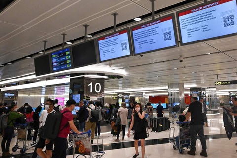 Người nhập cảnh Singapore phải đeo thiết bị theo dõi, tự cách ly - Ảnh 1. Người nhập cảnh Singapore phải đeo thiết bị theo dõi, tự cách ly - Ảnh 1.
